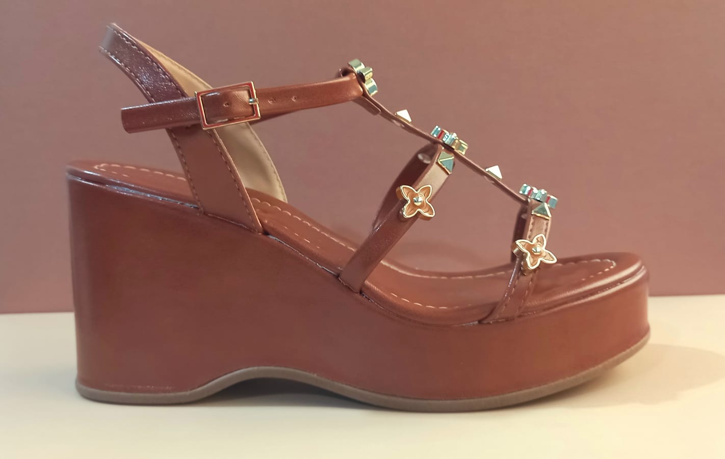 Sandália Anabela com Aplicações Douradas – Charme e Sofisticação em Cada Detalhe