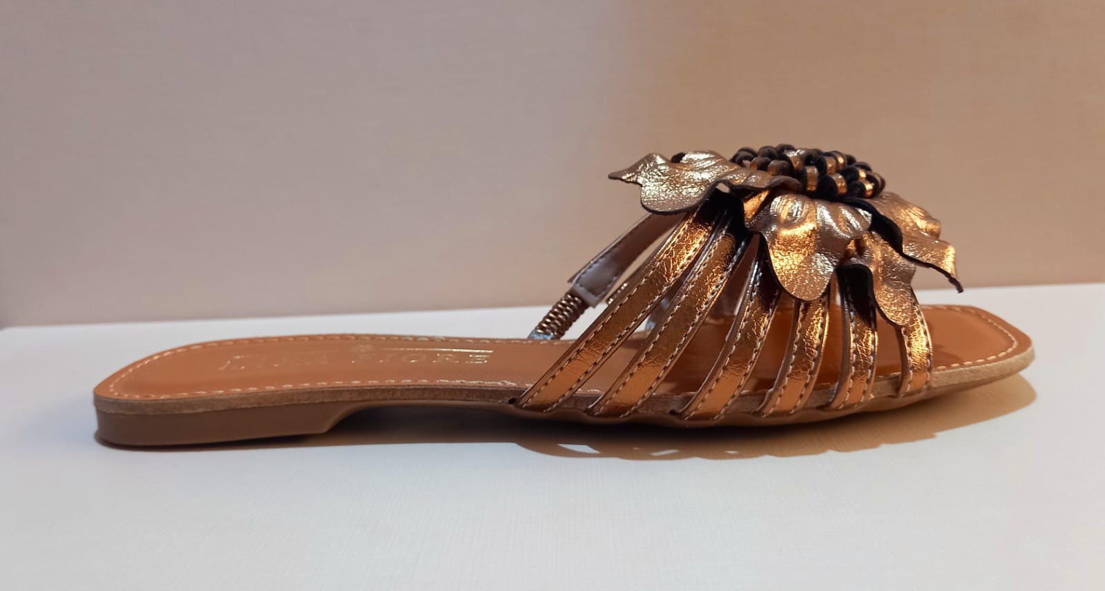 Rasteirinha com Detalhe em Flor e Tiras Metálicas