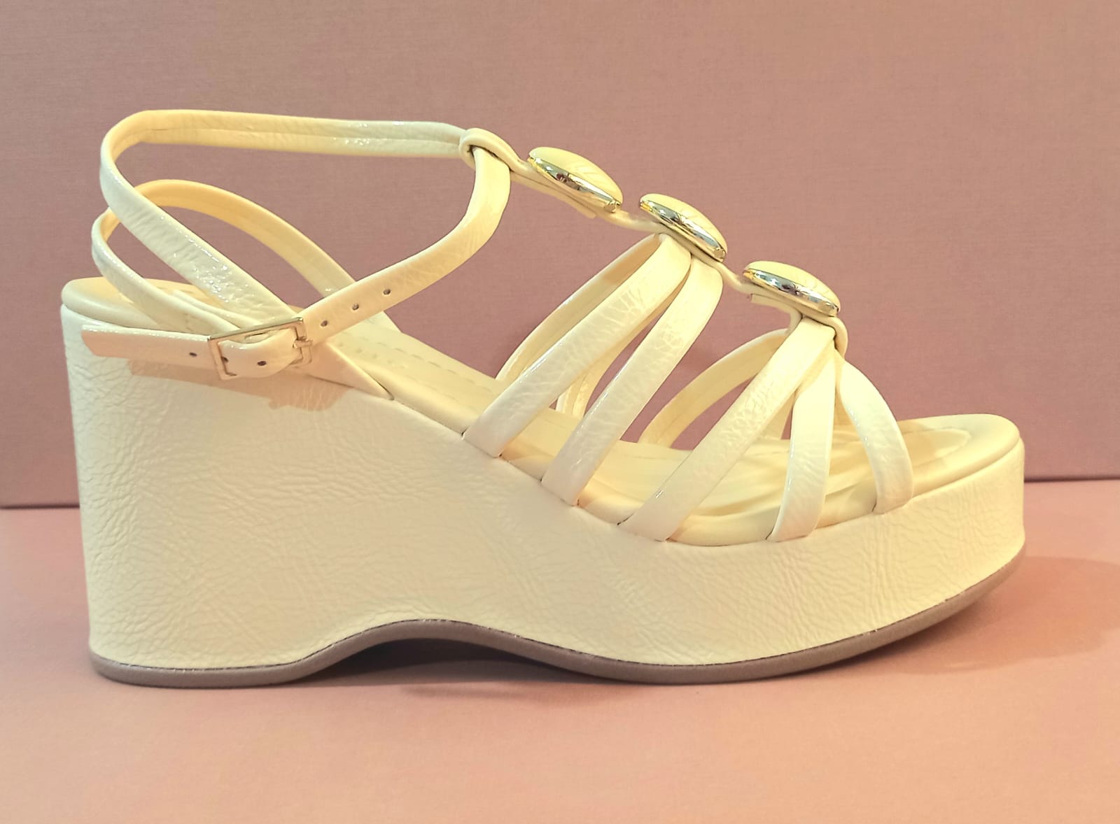 Sandália Anabela - Sofisticação e Conforto