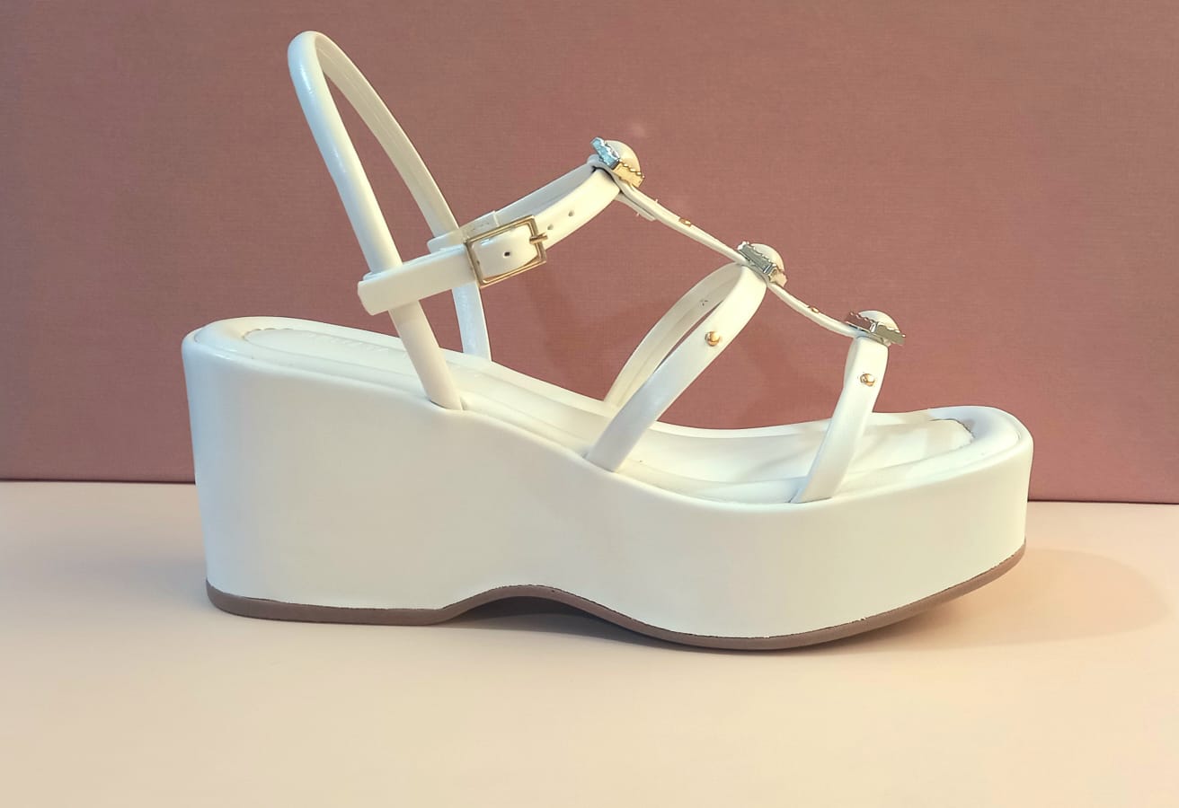 Sandália Anabela Branca com Detalhes Dourados – Elegância e Conforto em Cada Passo