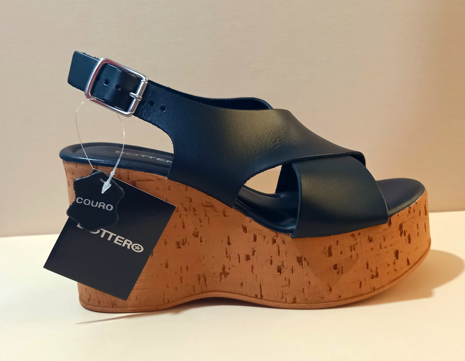 Sandália Anabela Bottero – Elegância e Conforto