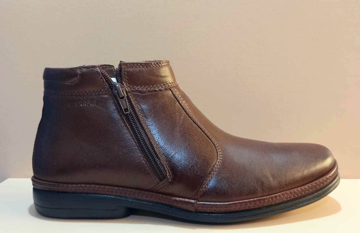 Bota Masculina em Couro com Zíper Lateral