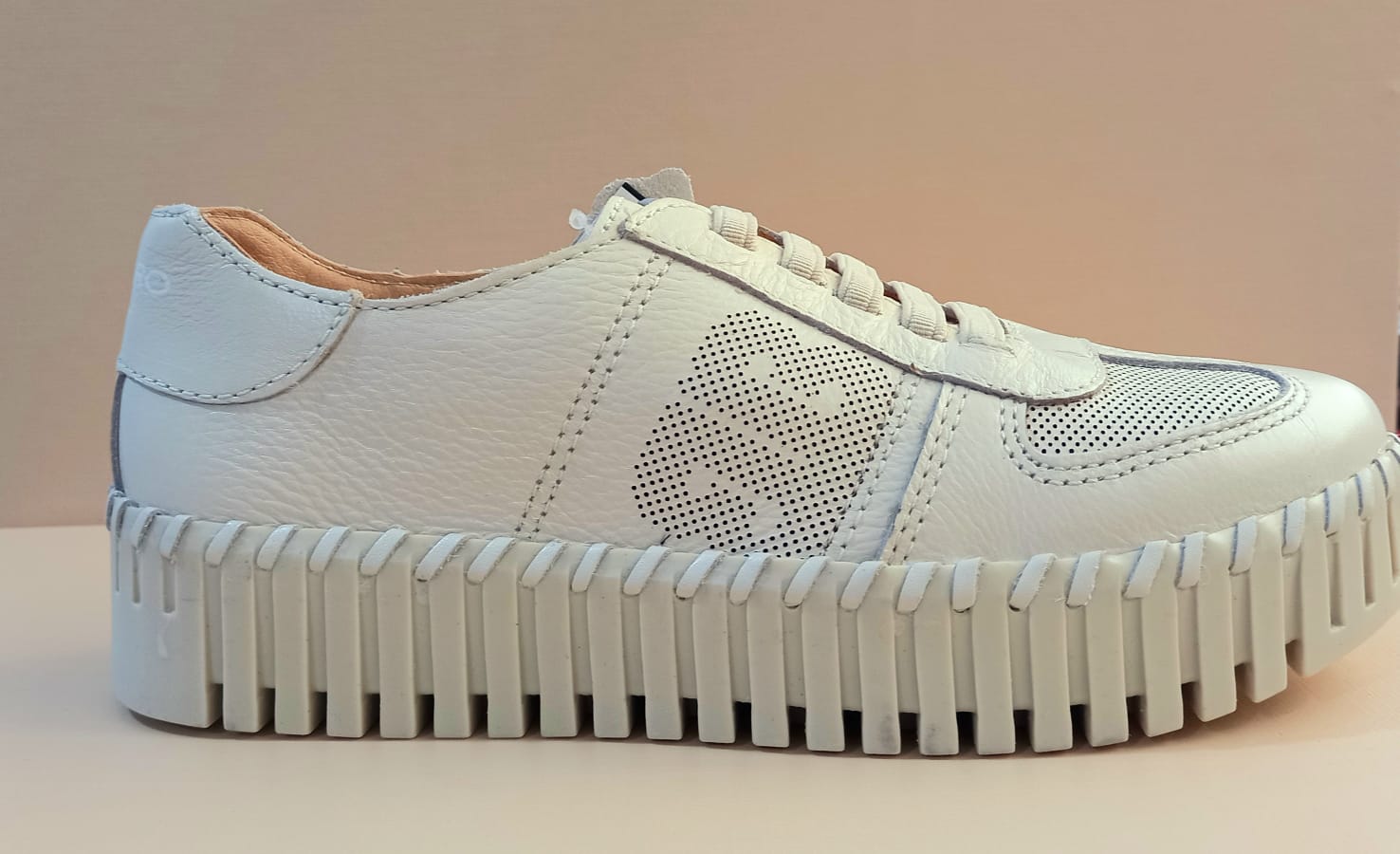 Tênis Branco e Detalhes Vazados