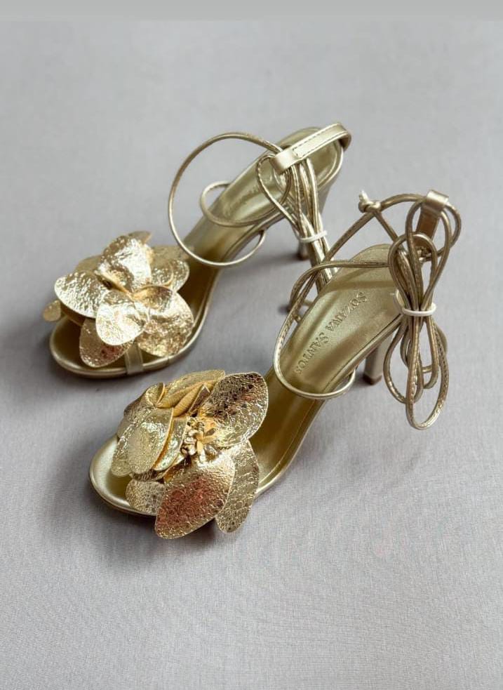 Sandália Dourada com Flor 3D e Amarração – Elegância em Cada Detalhe