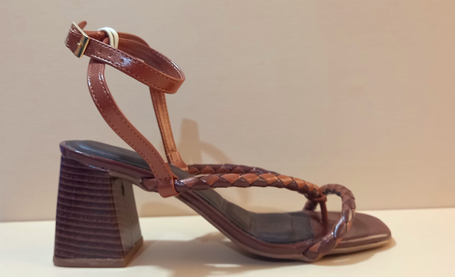Sandália Marrom com Tiras Trançadas e Salto Bloco – Elegância e Conforto em Cada Passo