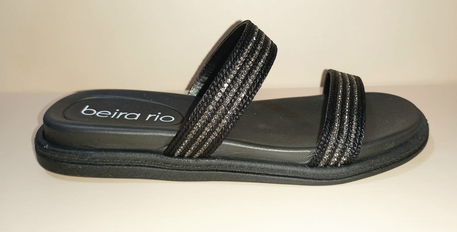 Rasteira Beira Rio Preta com Tiras Brilhosas – Conforto e Estilo