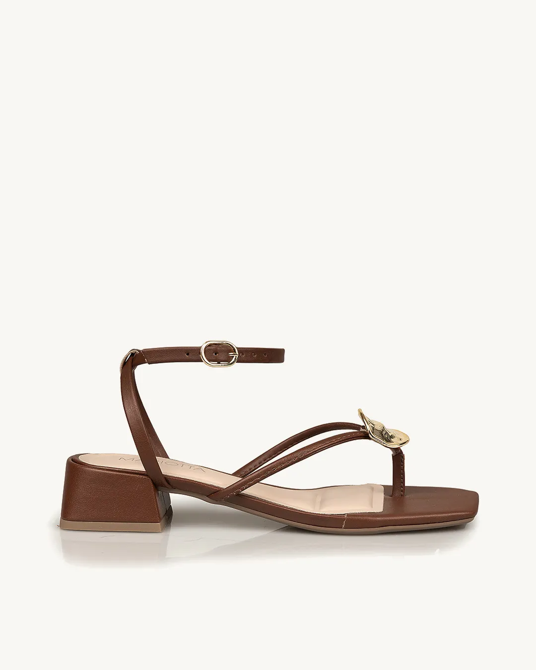 Sandália Baixa Dedo Tiramissu com Enfeite Dourado Mariotta